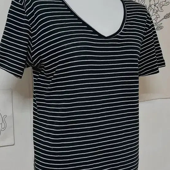 [BUNJANG] Striped V-Neck Short Sleeve T-Shirt / 줄무늬 브이넥 반팔티셔츠