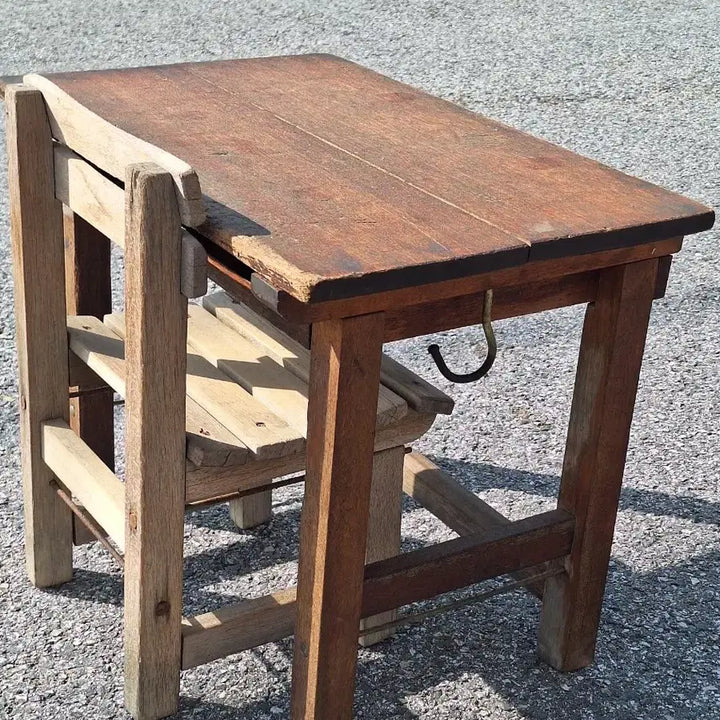 [BUNJANG] Vintage Elementary School Desk and Chair Set / 근대사 수집 자료 옛날 국민학교 어린이 저학년 책상 걸상 책걸상