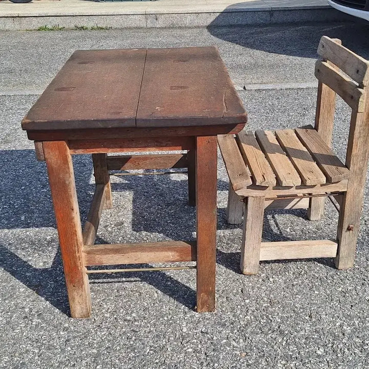 [BUNJANG] Vintage Elementary School Desk and Chair Set / 근대사 수집 자료 옛날 국민학교 어린이 저학년 책상 걸상 책걸상