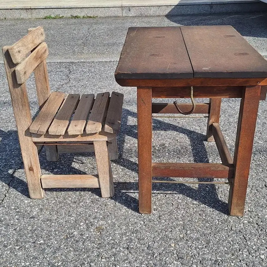 [BUNJANG] Vintage Elementary School Desk and Chair Set / 근대사 수집 자료 옛날 국민학교 어린이 저학년 책상 걸상 책걸상
