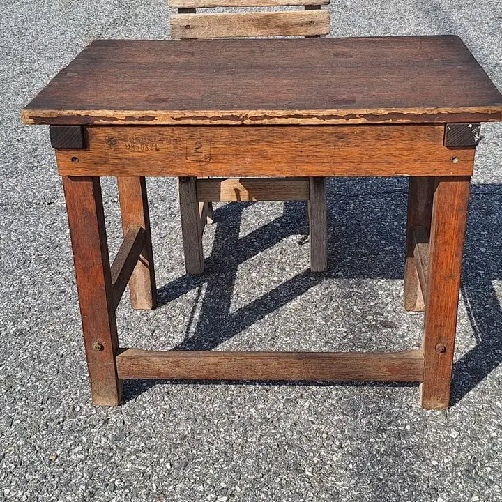 [BUNJANG] Vintage Elementary School Desk and Chair Set / 근대사 수집 자료 옛날 국민학교 어린이 저학년 책상 걸상 책걸상