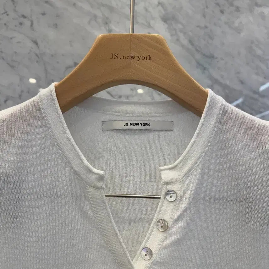[SOLD OUT] js뉴욕스타일신상(당일발송)캡소매 단추 브이 반팔티
