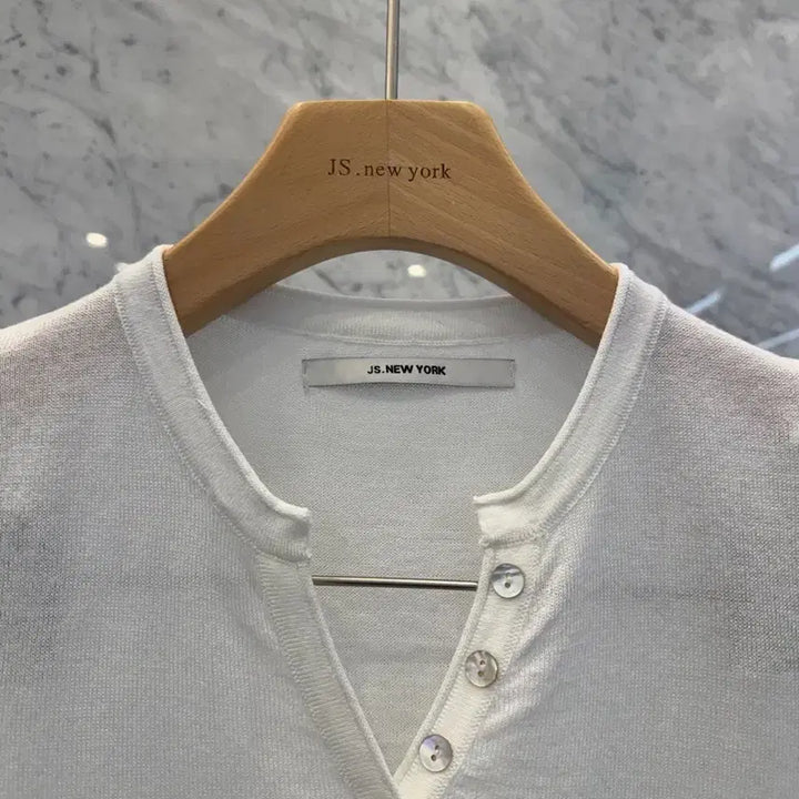 [SOLD OUT] js뉴욕스타일신상(당일발송)캡소매 단추 브이 반팔티