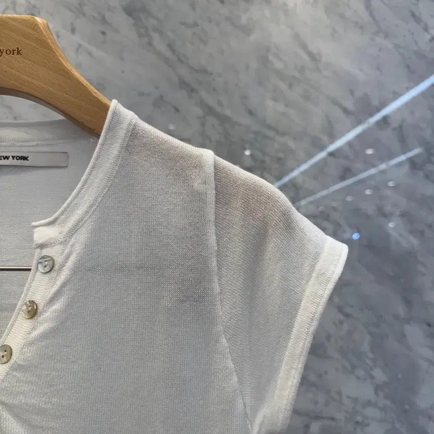 [SOLD OUT] js뉴욕스타일신상(당일발송)캡소매 단추 브이 반팔티
