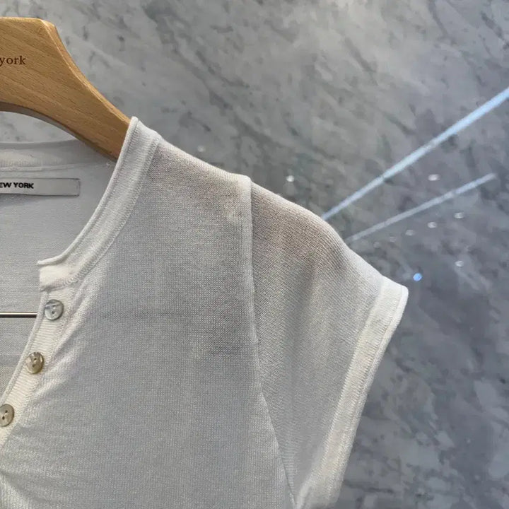 [SOLD OUT] js뉴욕스타일신상(당일발송)캡소매 단추 브이 반팔티
