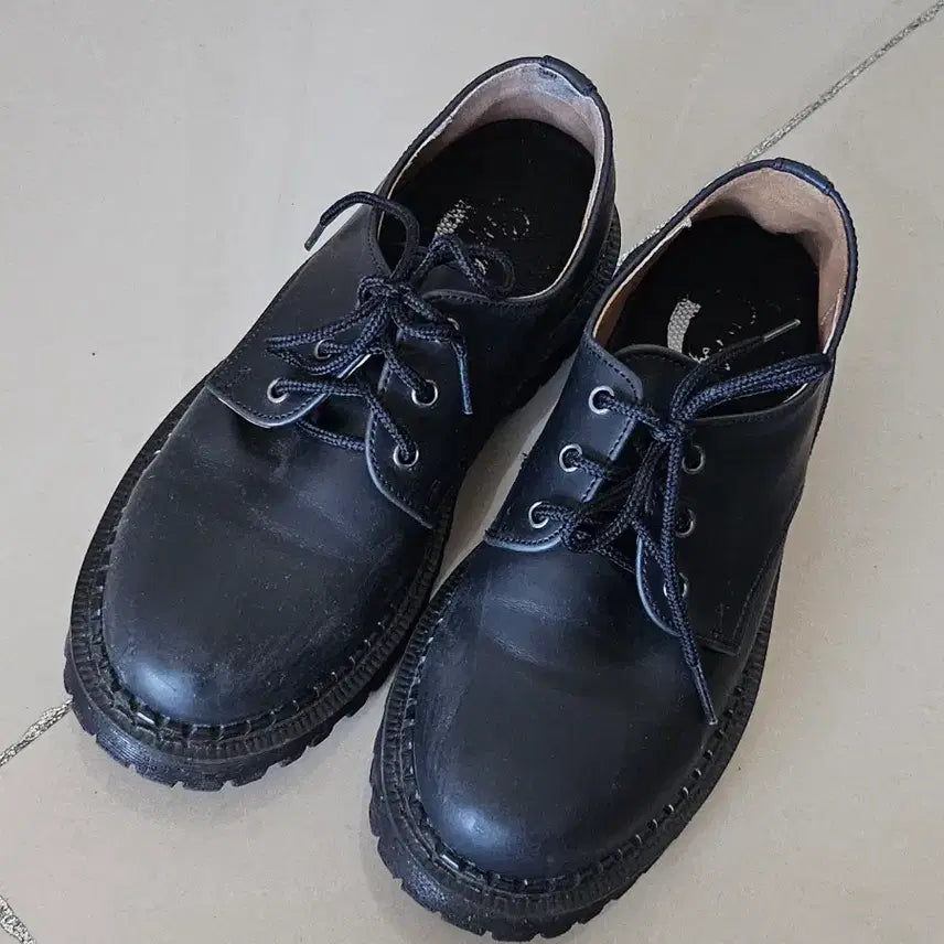[SOLD OUT] 비에스큐티바이클래시 378 어거스트 3홀 더비 구두