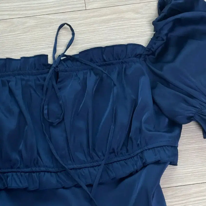 [BUNJANG] Pale Jade Satin Puff Blouse Navy / 페일제이드 새틴 퍼프 블라우스 네이비