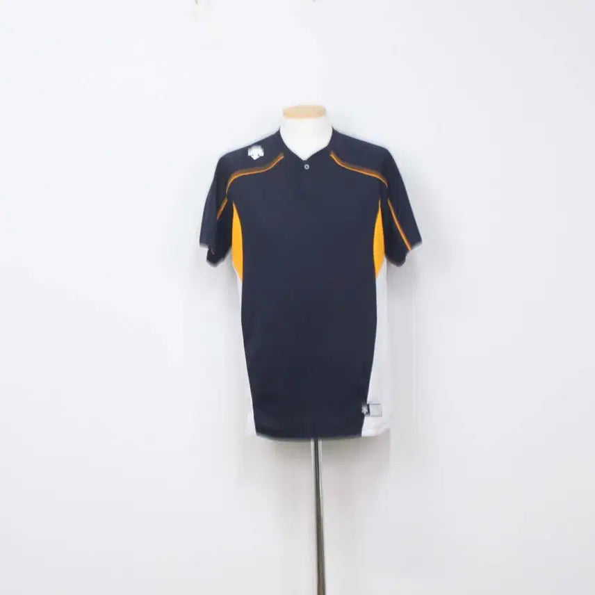 [SOLD OUT] [정품] 데상트 남성 브이넥티 반팔 레저 상의 운동복 105사이즈 정인샵