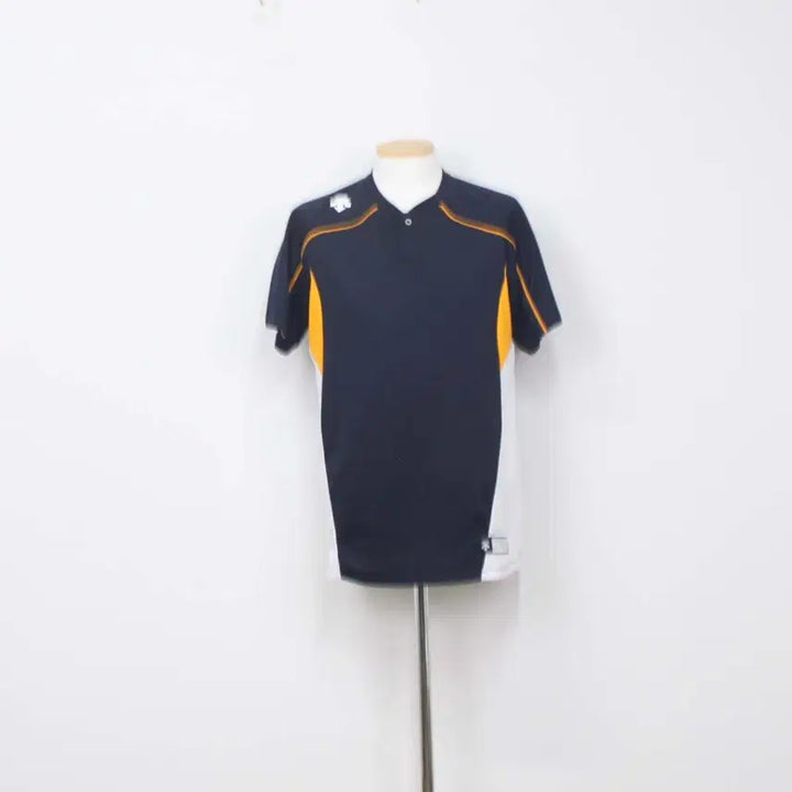 [SOLD OUT] [정품] 데상트 남성 브이넥티 반팔 레저 상의 운동복 105사이즈 정인샵