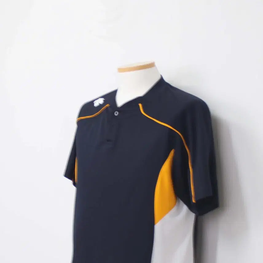 [SOLD OUT] [정품] 데상트 남성 브이넥티 반팔 레저 상의 운동복 105사이즈 정인샵