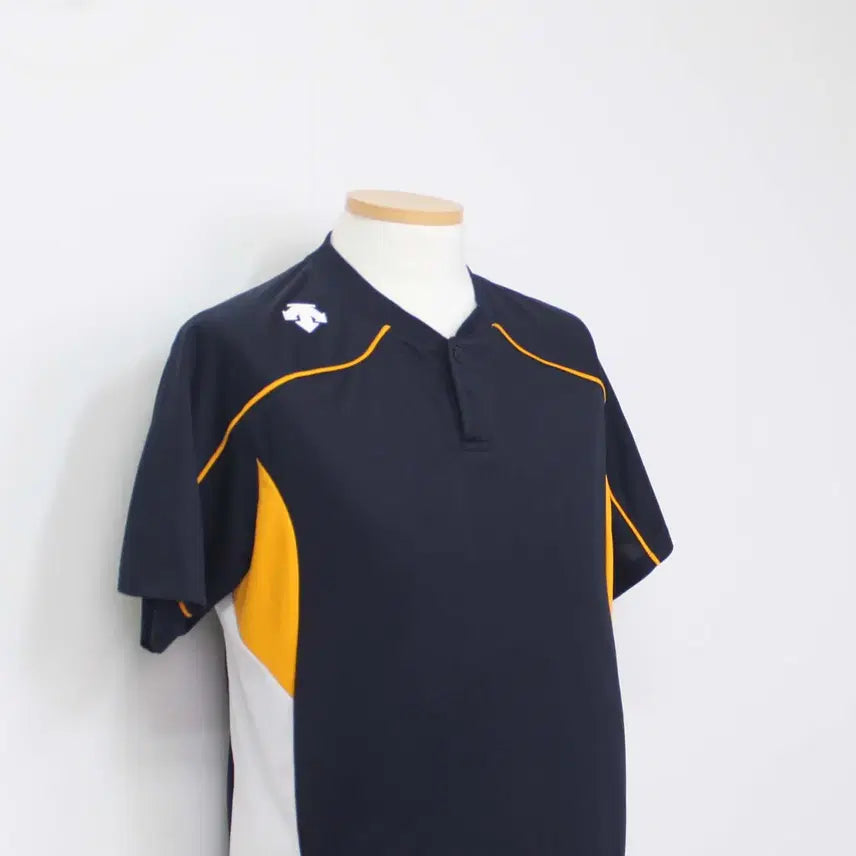 [SOLD OUT] [정품] 데상트 남성 브이넥티 반팔 레저 상의 운동복 105사이즈 정인샵