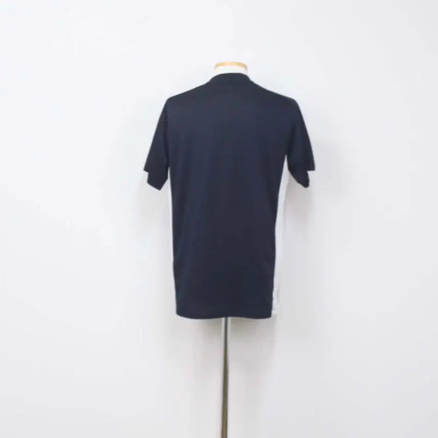 [SOLD OUT] [정품] 데상트 남성 브이넥티 반팔 레저 상의 운동복 105사이즈 정인샵