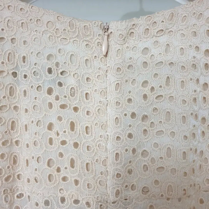 [BUNJANG] MINE Beige Eyelet Punch Fit-and-Flare Dress / 한섬 MINE 마인 베이지 아일렛 펀칭 핏앤플레어 원피스 (슬립포함)