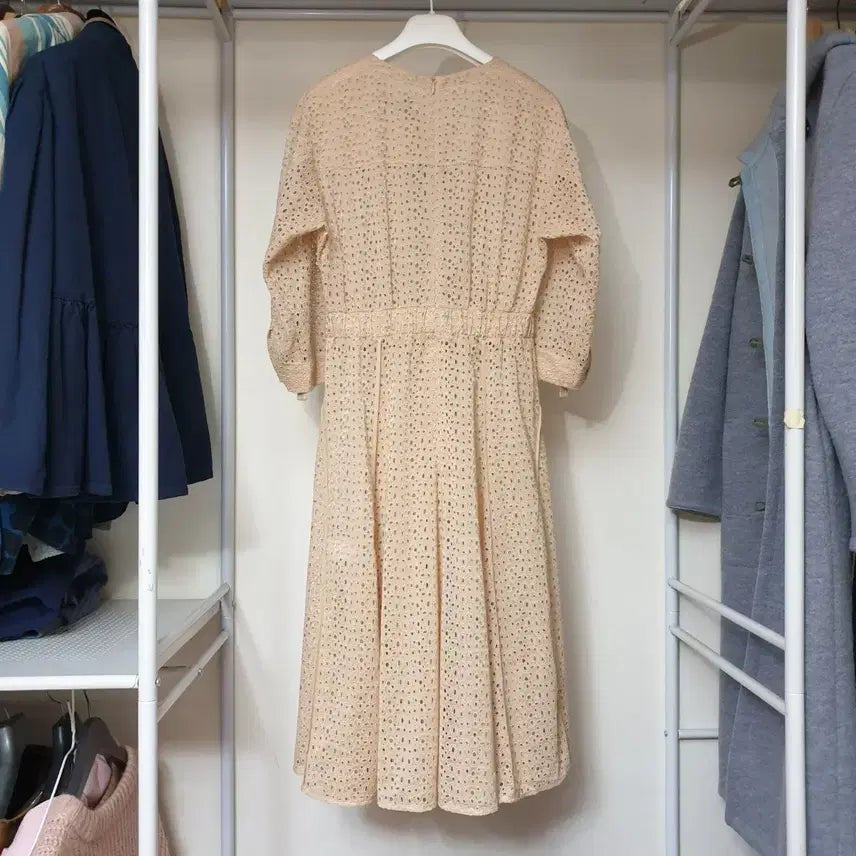 [BUNJANG] MINE Beige Eyelet Punch Fit-and-Flare Dress / 한섬 MINE 마인 베이지 아일렛 펀칭 핏앤플레어 원피스 (슬립포함)