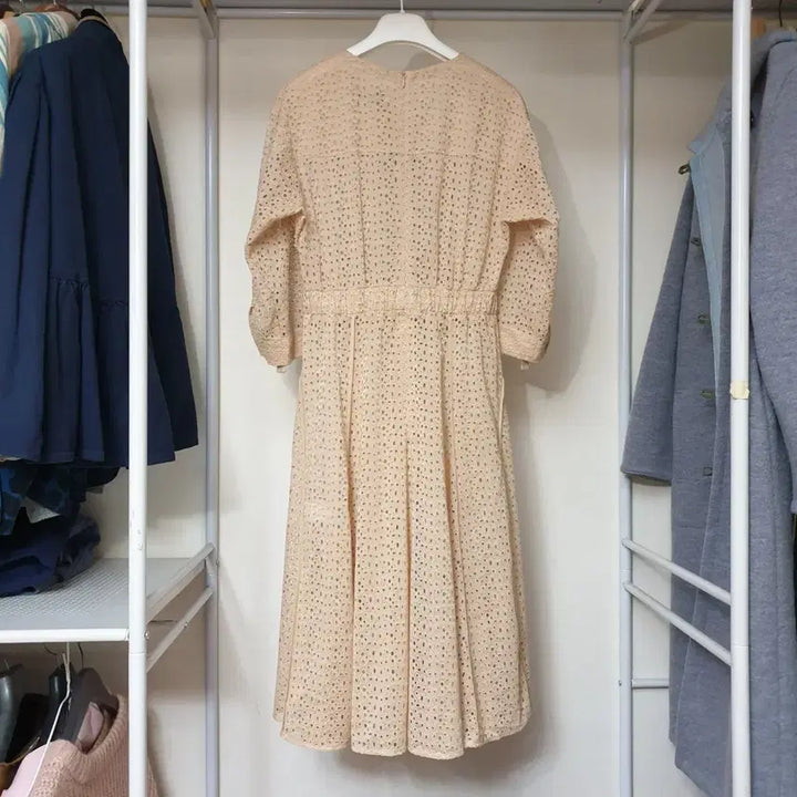 [BUNJANG] MINE Beige Eyelet Punch Fit-and-Flare Dress / 한섬 MINE 마인 베이지 아일렛 펀칭 핏앤플레어 원피스 (슬립포함)