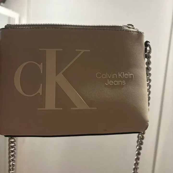 [BUNJANG] Calvin Klein CK Logo Chain Crossbody Bag / 캘빈클라인 CK 로고 체인 크로스백 최저가