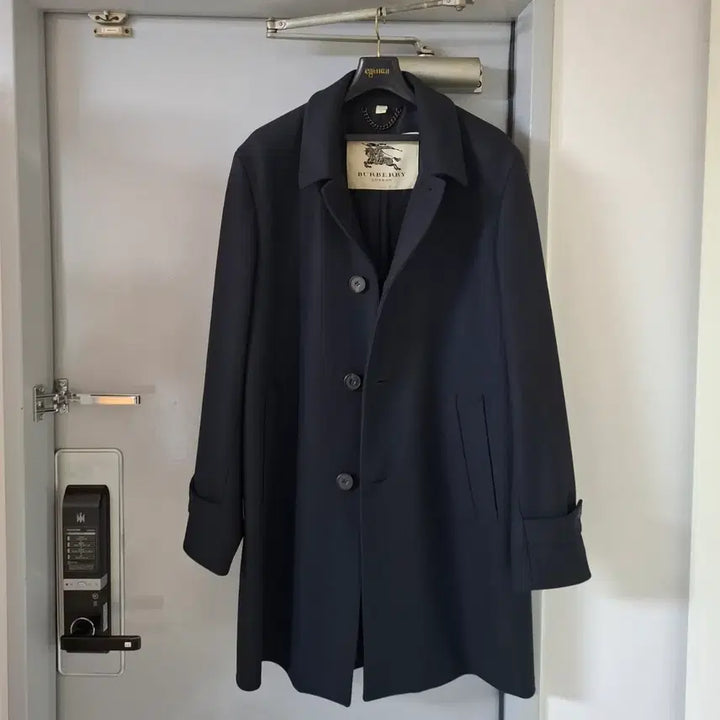 [SOLD OUT] 버버리 20SS 싱글 울코트 (새제품, 사이즈 105, 네이비 색상)