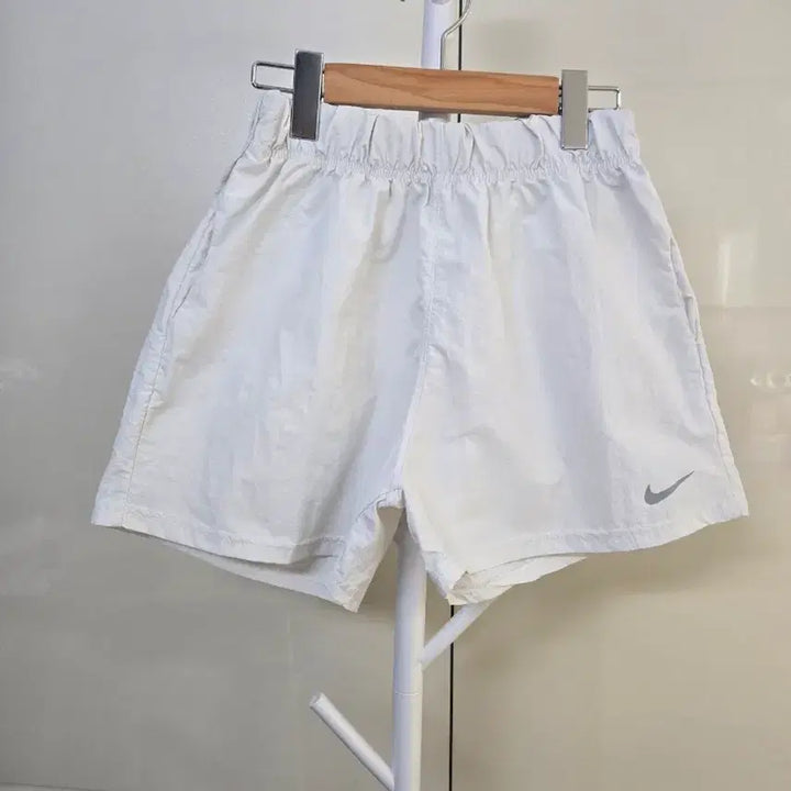 [SOLD OUT] 나이키 스우시 반바지 화이트