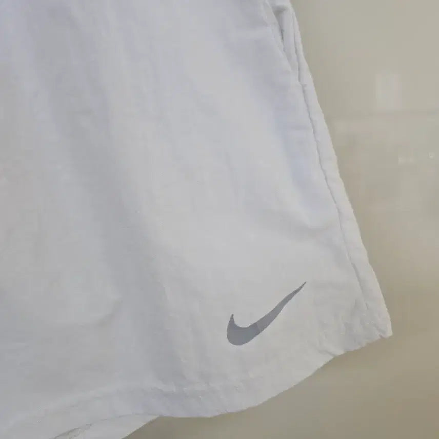[SOLD OUT] 나이키 스우시 반바지 화이트