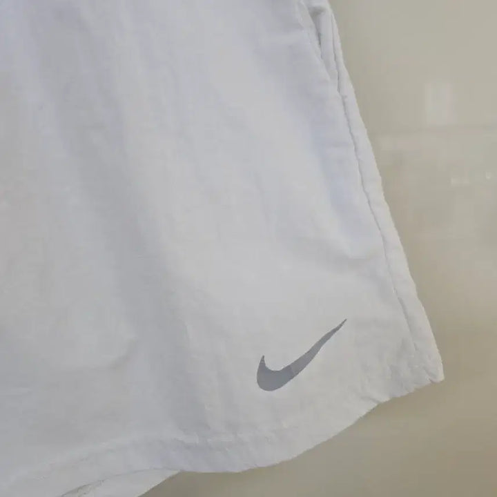 [SOLD OUT] 나이키 스우시 반바지 화이트