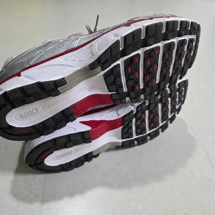 [SOLD OUT] 나이키 P-6000 메탈릭 실버 짐레드 310