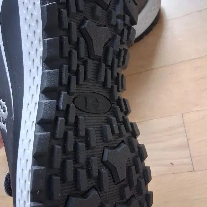 [BUNJANG] 하이골드 검정 인조 잔디화 290사이즈 새상품 판매합니다! / 하이골드 검정 인조 잔디화 290사이즈 새상품 판매합니다!