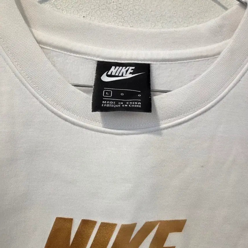 [BUNJANG] Nike White Gold Logo Fleece Sweatshirt / 나이키 흰색 골드 로고 기모맨투맨
