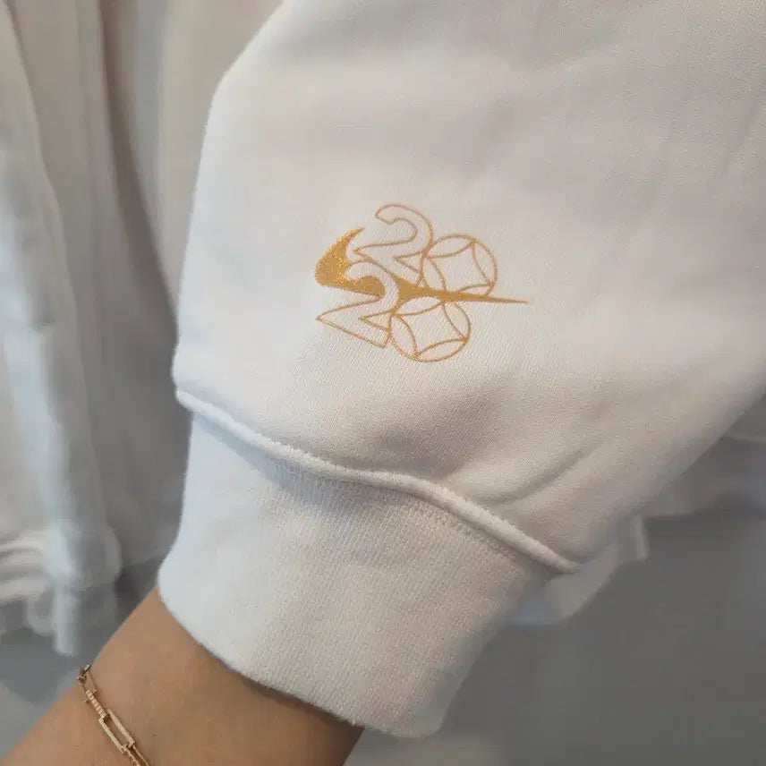 [BUNJANG] Nike White Gold Logo Fleece Sweatshirt / 나이키 흰색 골드 로고 기모맨투맨