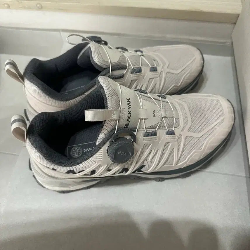[BUNJANG] Black Yak BOA Ivory Hiking Shoes / 블랙야크 BOA 운동화 아이보리