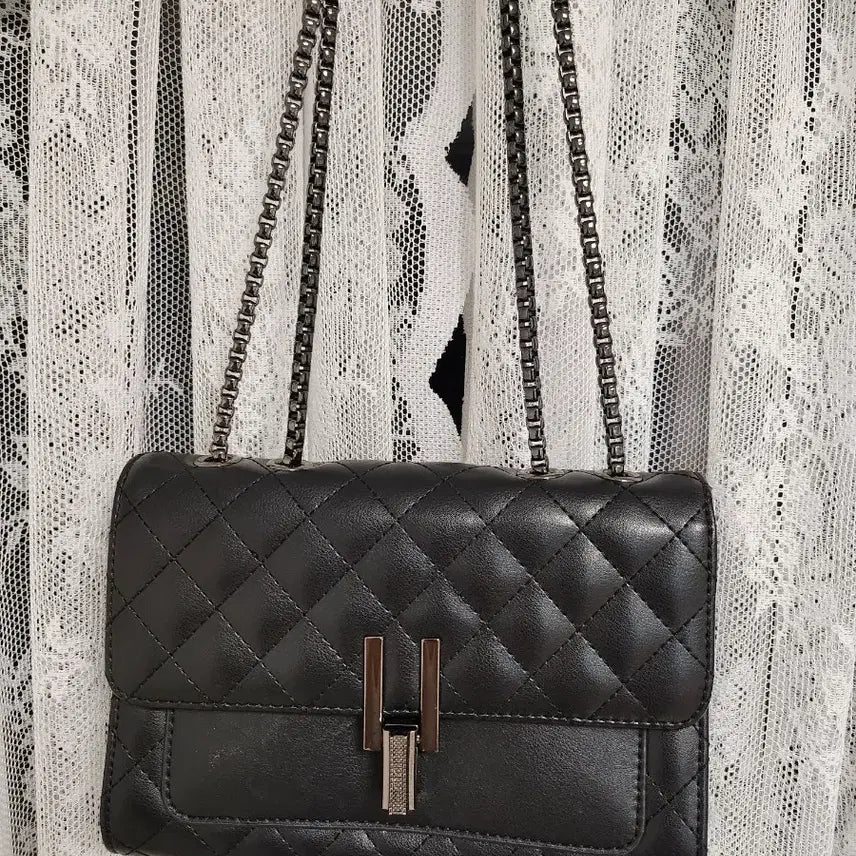[BUNJANG] Black Quilted Chain Crossbody Bag / 블랙 퀼팅 체인 크로스백 가방