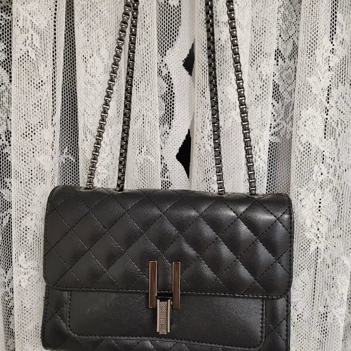 [BUNJANG] Black Quilted Chain Crossbody Bag / 블랙 퀼팅 체인 크로스백 가방