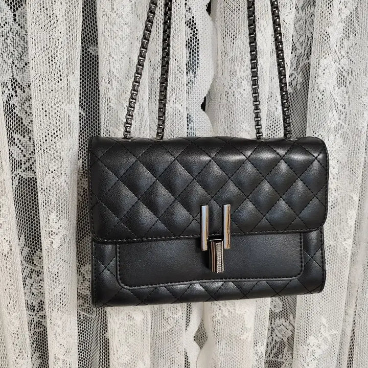 [BUNJANG] Black Quilted Chain Crossbody Bag / 블랙 퀼팅 체인 크로스백 가방