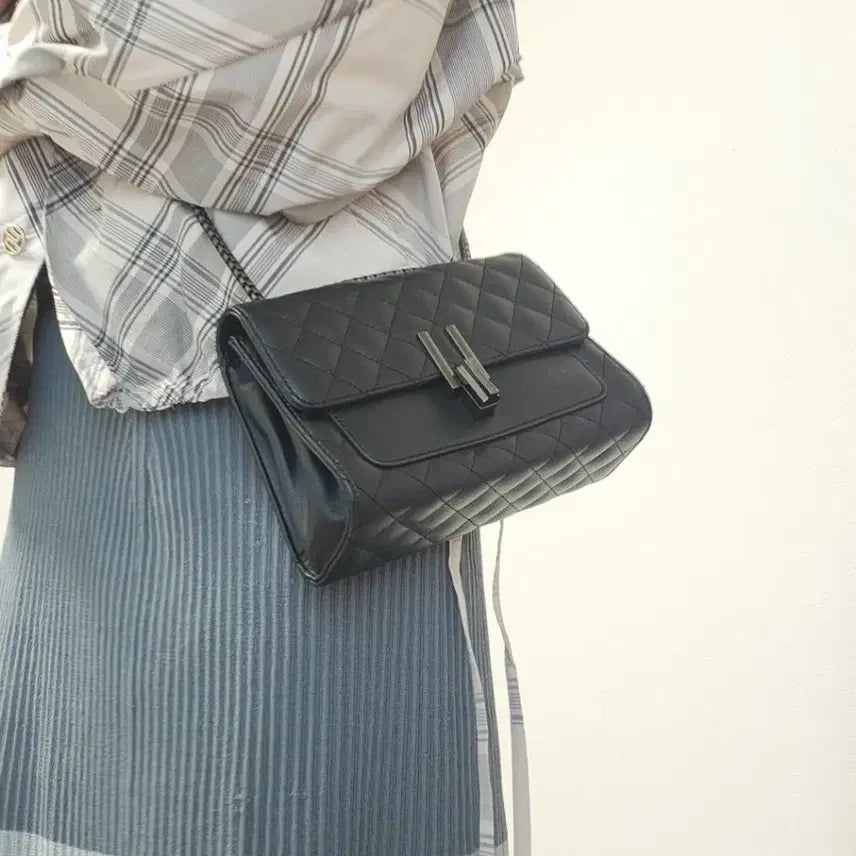 [BUNJANG] Black Quilted Chain Crossbody Bag / 블랙 퀼팅 체인 크로스백 가방
