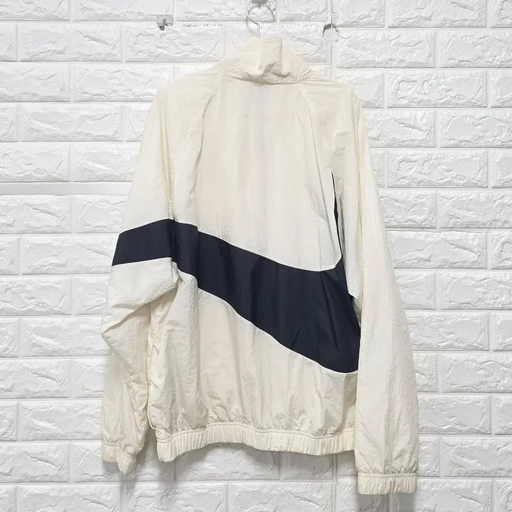 [SOLD OUT] L 나이키 아이보리 빅스우시 바람막이 C831