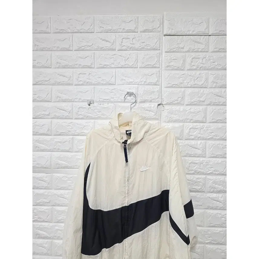 [SOLD OUT] L 나이키 아이보리 빅스우시 바람막이 C831