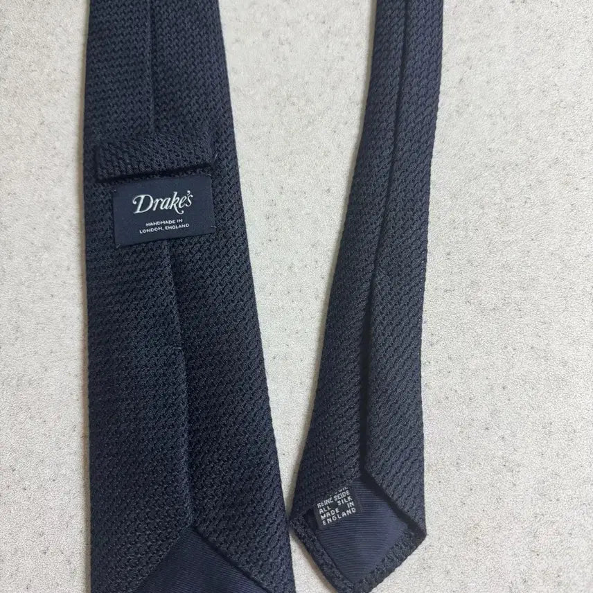 [SOLD OUT] 드레익스 그레나딘 네이비 실크 타이