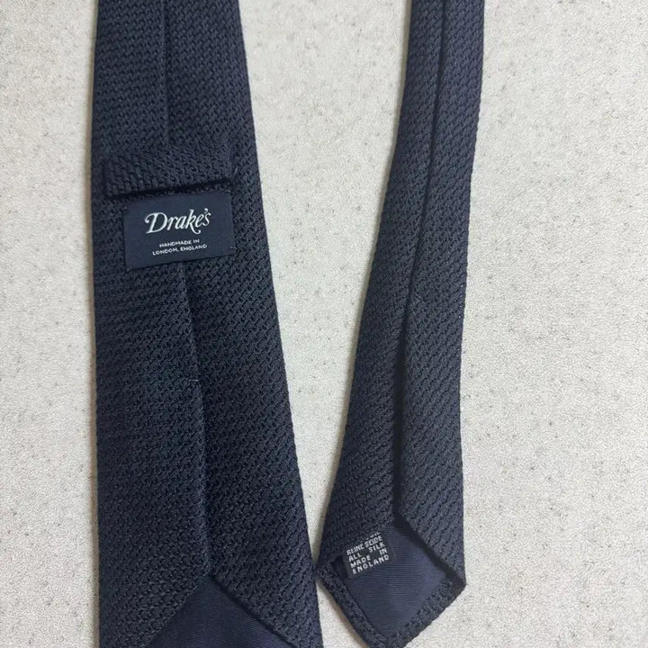 [SOLD OUT] 드레익스 그레나딘 네이비 실크 타이