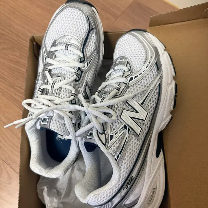[SOLD OUT] 뉴발란스 운동화 740v2 NB 네이비 화이트 240