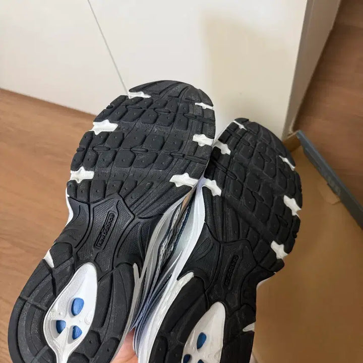 [SOLD OUT] 뉴발란스 운동화 740v2 NB 네이비 화이트 240