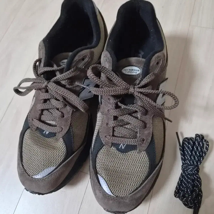 [BUNJANG] New Balance 2002R Brown Black Sneakers / 뉴발란스 2002R 브라운블랙 275