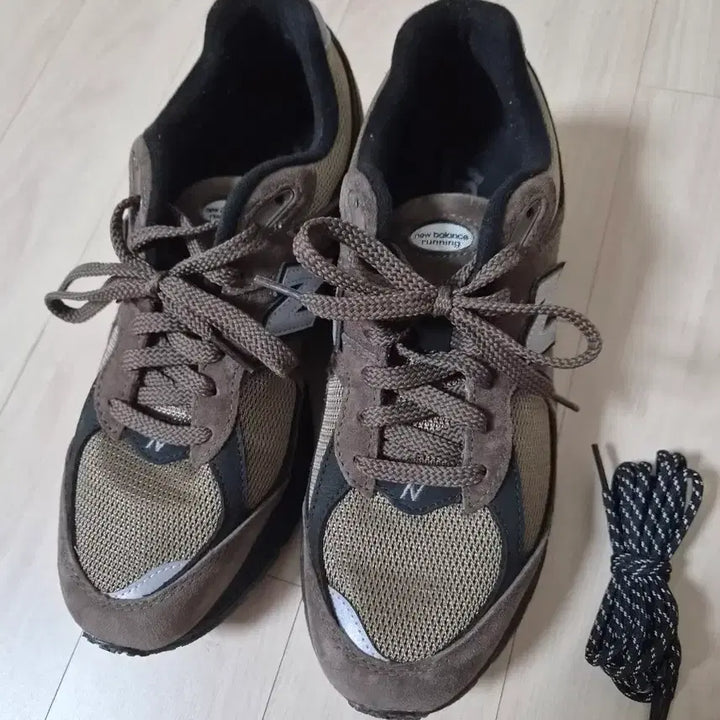 [BUNJANG] New Balance 2002R Brown Black Sneakers / 뉴발란스 2002R 브라운블랙 275