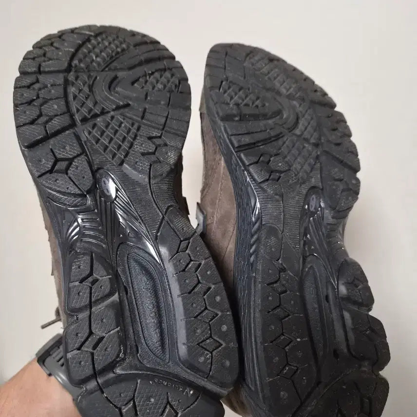 [BUNJANG] New Balance 2002R Brown Black Sneakers / 뉴발란스 2002R 브라운블랙 275