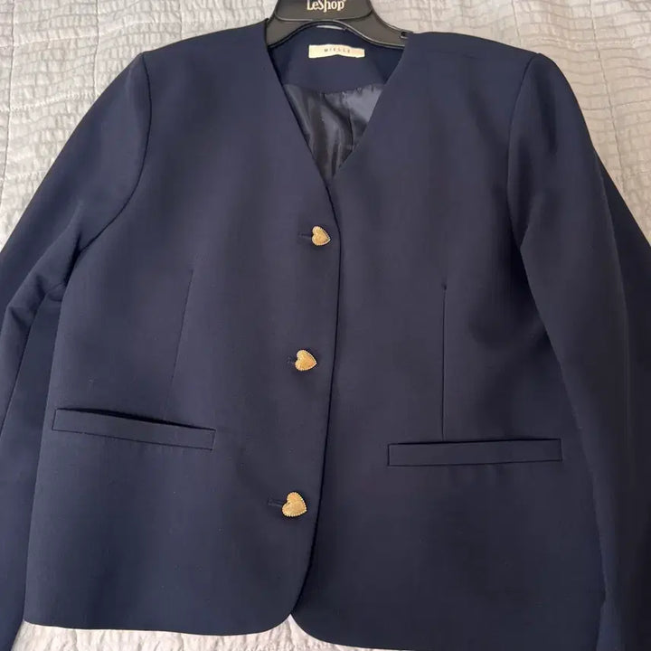 [BUNJANG] Heart Gold Button V-neck Crop Jacket / 하트 골드 버튼 가을 브이넥 노카라 숏 자켓