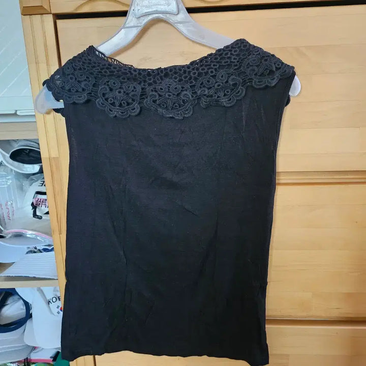 [BUNJANG] Black Lace Collar Sleeveless Blouse / 레이스 칼라 블랙 민소매
