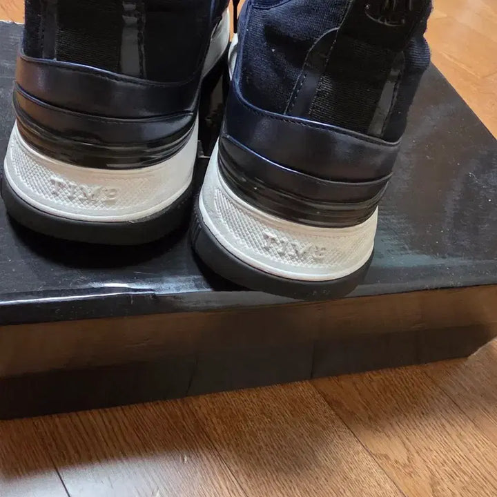 [SOLD OUT] 한섬 타임 스니커즈