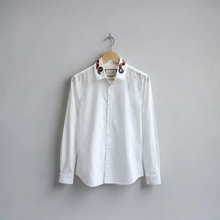 [BUNJANG] Gucci Snake Embroidered White Shirt / 95/ 구찌 스네이크 넥카라 화이트 셔츠
