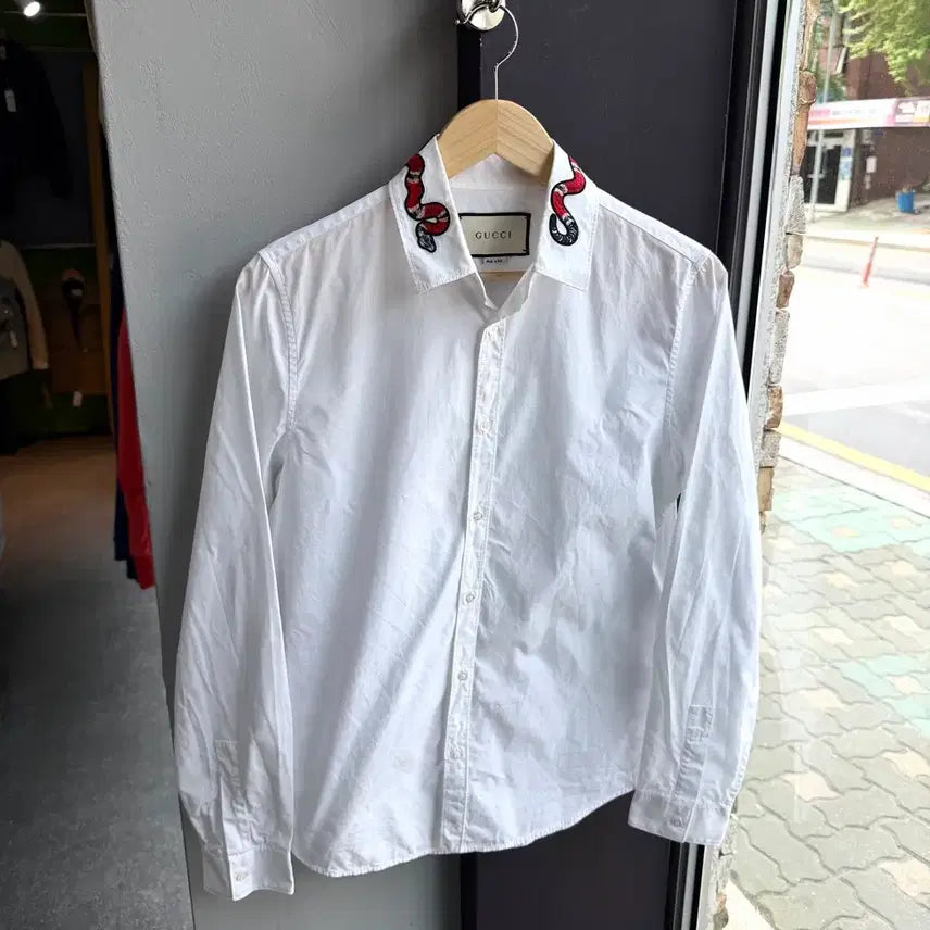 [BUNJANG] Gucci Snake Embroidered White Shirt / 95/ 구찌 스네이크 넥카라 화이트 셔츠