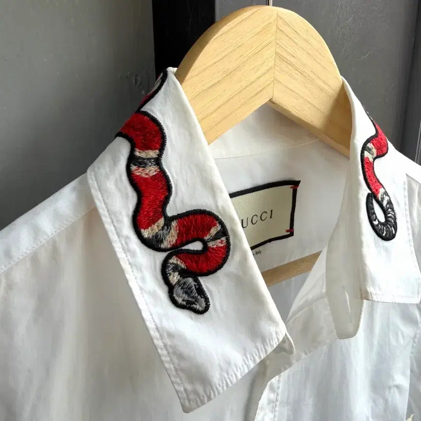[BUNJANG] Gucci Snake Embroidered White Shirt / 95/ 구찌 스네이크 넥카라 화이트 셔츠