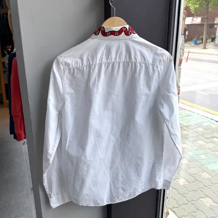 [BUNJANG] Gucci Snake Embroidered White Shirt / 95/ 구찌 스네이크 넥카라 화이트 셔츠