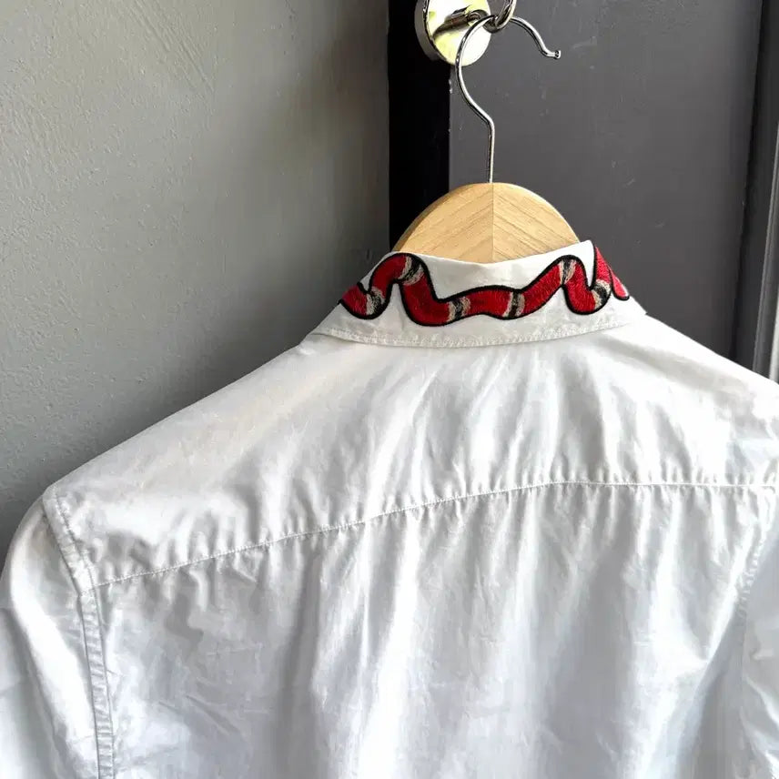 [BUNJANG] Gucci Snake Embroidered White Shirt / 95/ 구찌 스네이크 넥카라 화이트 셔츠
